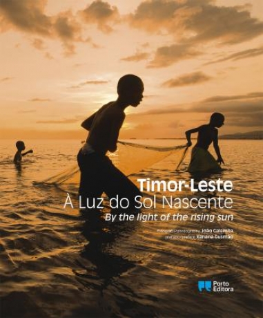 Timor-Leste - À Luz Do Sol Nascente - Bilingue