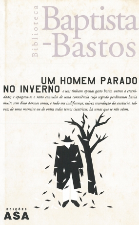 Um Homem Parado No Inverno